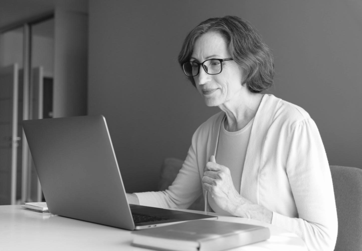 Session de formation interactive avec une équipe engagée dans des exercices collaboratifs