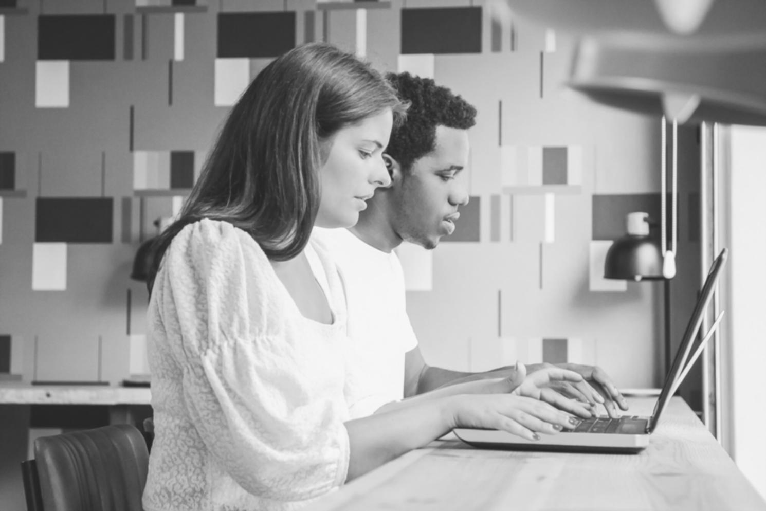 Espace de travail collaboratif où les équipes développent leur motivation et leurs compétences financières